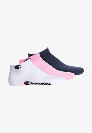 Drei Paar Sportsocken: weiß, pink und marineblau. Jede hat einen gerippten Bund und ein gesticktes "Champions"-Logo in Schwarz.