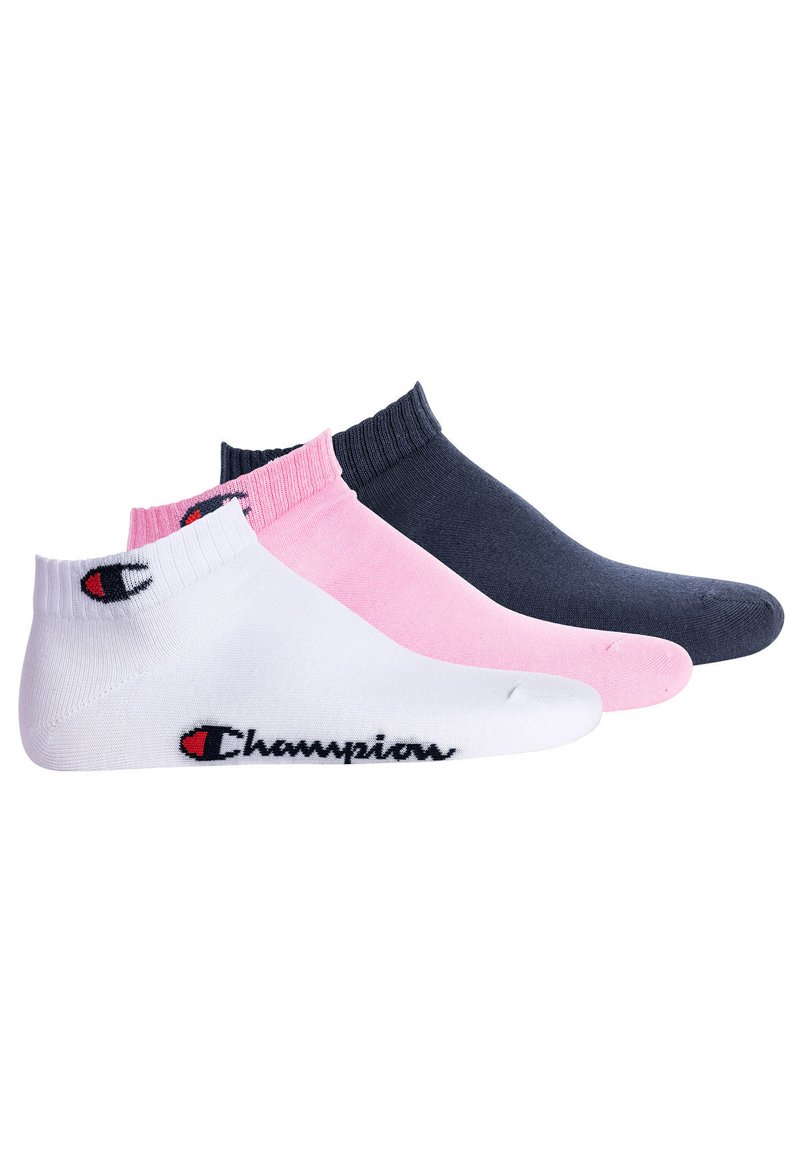 Drei Paar Sportsocken: weiß, pink und marineblau. Jede hat einen gerippten Bund und ein gesticktes "Champions"-Logo in Schwarz.