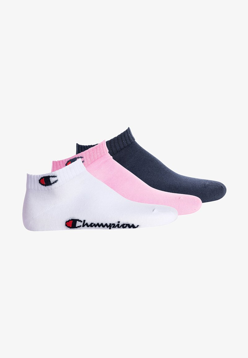 Drei Paar Sportsocken: weiß, pink und marineblau. Jede hat einen gerippten Bund und ein gesticktes "Champions"-Logo in Schwarz.