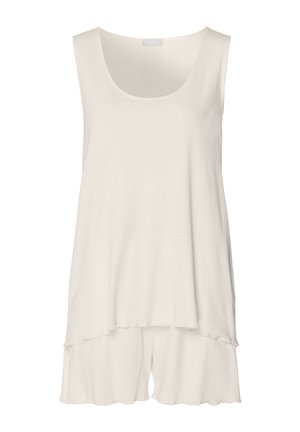 Luźna, bezrękawnikowa bluzka w kolorze off-white, z okrągłym dekoltem, warstwowym dołem i delikatnie zaokrąglonymi brzegami. Gładka faktura.