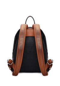 Sac à dos en cuir noir avec des sangles d'accent en cuir marron. Il présente un haut arrondi, des bretelles réglables et des détails en métal.
