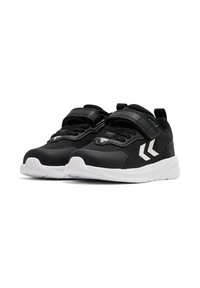 Zwarte sportieve schoenen met bovenwerk van gaas, witte rubberen zool en klittenbandsluiting. Heeft een gestructureerde afwerking en twee witte diagonale strepen aan de zijkant.