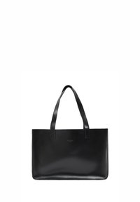 Crna pravokutna kožna torba za nošenje na ramenu s dva remena i suptilnim urezanim logotipom marke u sredini sprijeda.