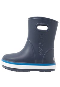Bottes en caoutchouc bleu marine avec une texture lisse, bout rond, deux poignées latérales et une semelle blanche et bleue. Logo en relief sur le côté.
