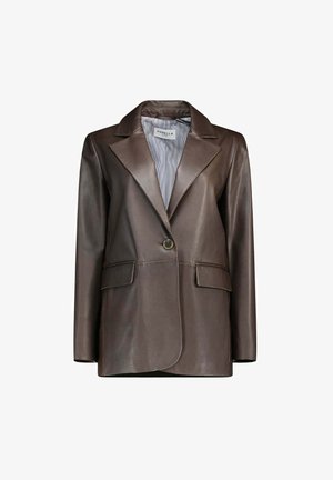 Blazer in pelle marrone con rever a punta, chiusura monobotton e due tasche frontali, foderato a righe. Texture liscia, vestibilità su misura.