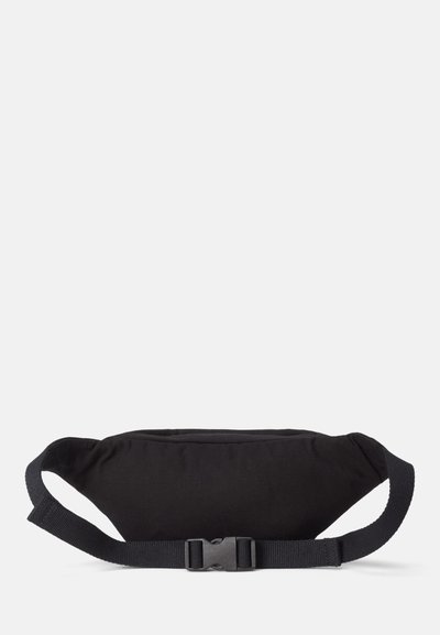 Juodas audinio fanny pack'as su minkšta, lengvai paminkštinta struktūra, turintis plačią reguliuojamą juostą ir plastikinius užsegimus saugiam uždarymui.