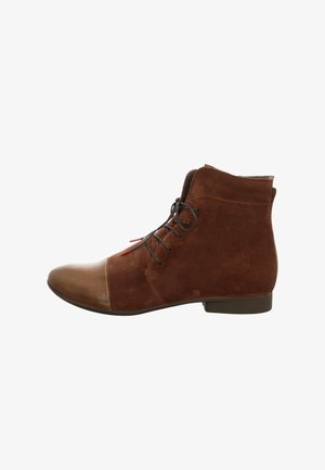 Braune Wildleder-Stiefeletten mit einer Lederkappe, Schnürsenkeln und einer glatten Oberfläche. Sie haben einen niedrigen Absatz und eine elegante, runde Form.