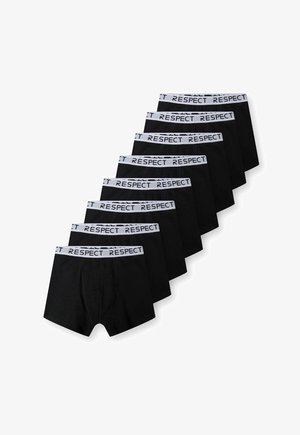 Czarne bokserki z białą gumką z napisem „SZACUNEK” w wyraźnym tekście. Posiadają dopasowany krój i gładką teksturę.