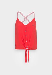 Top rojo sin mangas con un lazo en el frente, que presenta un diseño de botones y tirantes entrecruzados con acentos de logotipo. Tejido suave y ajuste casual.