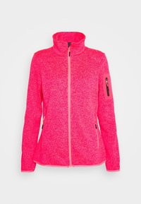 Jasnoróżowa polarowa kurtka z wysokim kołnierzem, pełnym zamkiem z przodu, zamykanymi kieszeniami bocznymi oraz zamykaną kieszenią na lewym rękawie.