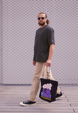 BIG GRAPHIC TEE - Basic T-shirt - big 501 reasons caviar