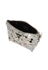 Bolso de mano plateado con lentejuelas y cierre de cremallera, con parches decorativos, formas variadas y detalles. El interior es negro.