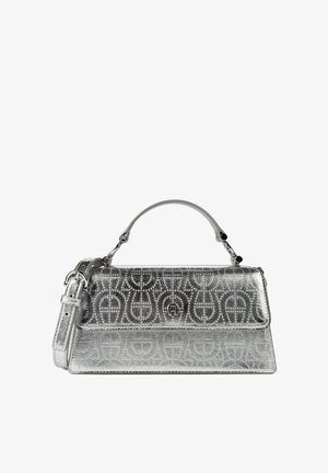 Bolso metálico plateado con asa superior y correa desmontable, con patrones geométricos en relieve y un pequeño logo central en la solapa.