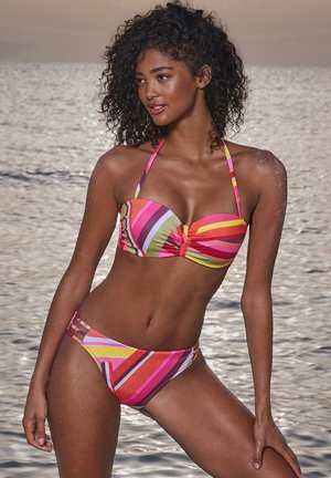Buntes zweiteiliges Bikini-Set mit vertikalen und diagonalen Streifen in Pink, Orange, Gelb und Braun. Das Oberteil ist ein Haltertop mit gerafftem Design.