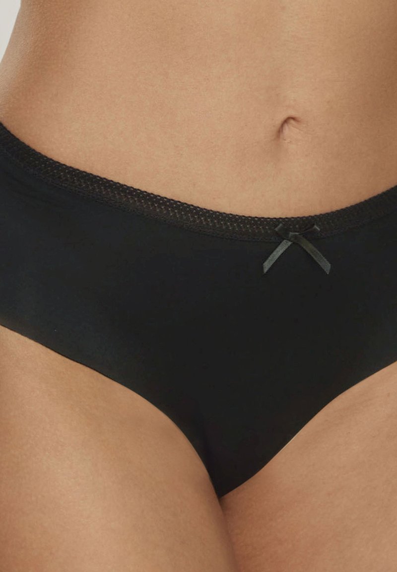 Bajo de bikini negro con una tela suave, con un delicado encaje en la cintura y un pequeño lazo de satén en la parte delantera.