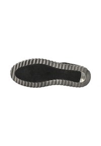 Sole in gomma nera con finitura strutturata, caratterizzata da un motivo a battistrada ondulato. Accento del logo argentato vicino al tallone.