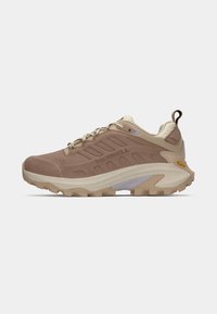 Merrell vandresko i lysebrun og beige, med tekstureret mesh-overdel, polstret krave, Vibram-sål og fremtrædende snøresystem.