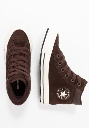Paire de baskets montantes Converse marron foncé avec semelles et lacets en caoutchouc blanc, une chaussure vue de dessus, l’autre de côté.