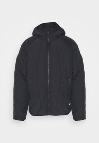 Veste rembourrée noire avec fermeture éclair, capuche, poignets côtelés, poches latérales et accent logo sur le côté gauche près de l'ourlet.