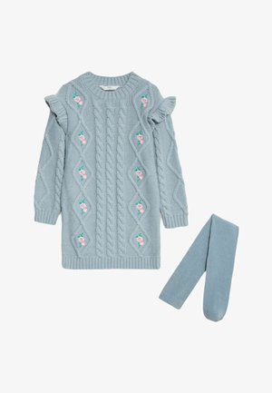 Ljust blå stickad klänning med kabelmönster, volangärmar och blommig broderi; inkluderar matchande blå strumpbyxor.