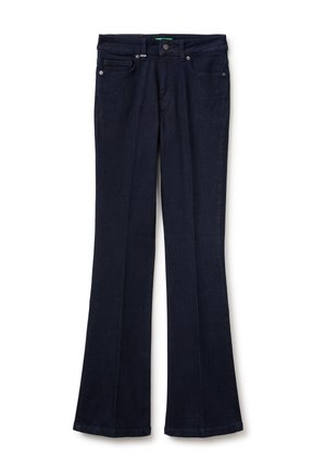 Jeans bootcut blu scuro con tasche anteriori, passanti per cintura e chiusura con bottone, posati distesi su sfondo bianco.
