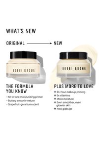 Deux pots de base Bobbi Brown côte à côte, étiquetés original et nouveau, avec une nouvelle formule offrant plus d’hydratation, de vitamines et un nouveau design de pot en verre.