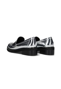 Zwarte en glanzende zilveren loafers met een elegant ontwerp, voorzien van een platte zwarte zool en decoratieve stiksels langs de bovenzijde.