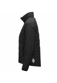 Giacca a vento nera con colletto alto, struttura trapuntata, tasche laterali e un distintivo patch logo sul lato sinistro in basso.