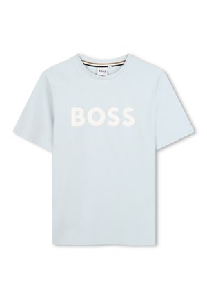 Lichtblauwe T-shirt met korte mouwen, gemaakt van zachte katoen, met een prominent wit "BOSS" logo op de voorkant. Casual fit, ronde hals.