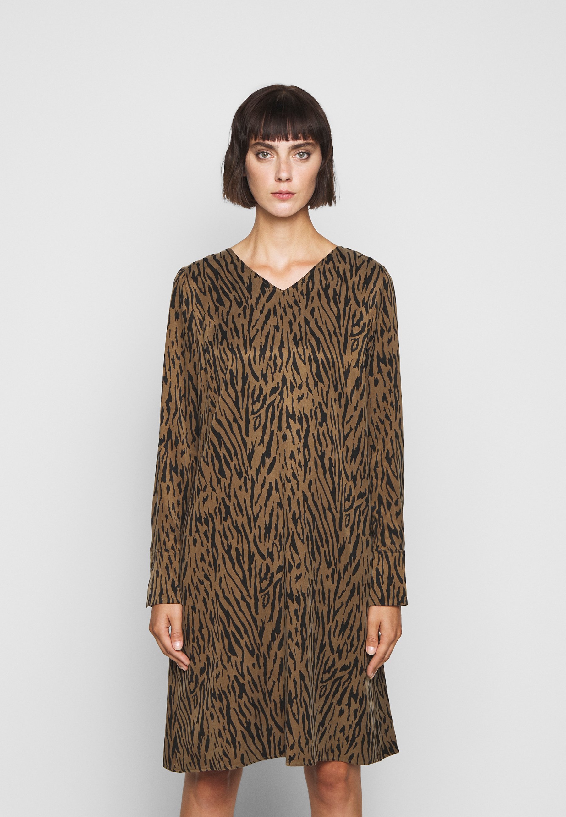 Drykorn Josy Freizeitkleid Braun Zalando De 