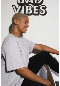 Studio Untold LONGLINE - T-shirt basic - lichtgrijs
