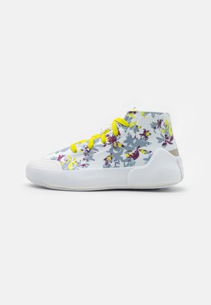 Højtop sneaker med hvid sål, gule snørebånd og hvid overdel med blå, lilla og gul blomsterprint.