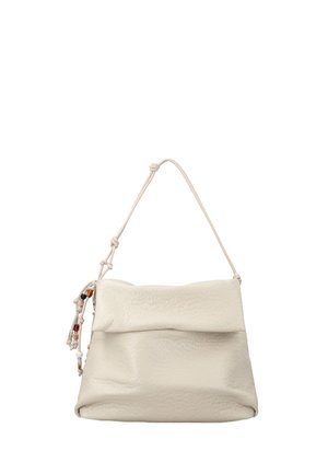 Borsa a tracolla in pelle testurizzata crema con patta a ribalta, tracolla annodata e perline decorative su un lato.