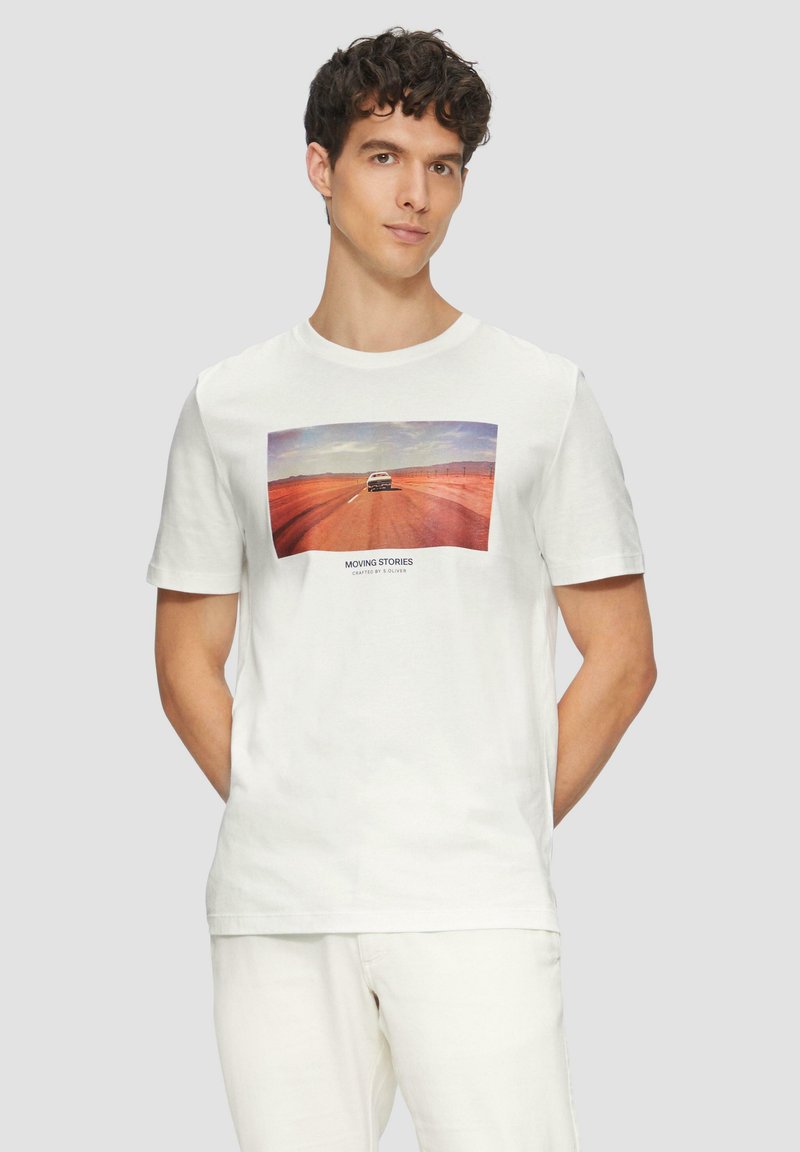 Witte katoenen t-shirt met een kleurrafisch van een auto op een weg met de tekst "MOVING STORIES" eronder. Korte mouwen en ronde hals.