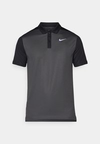 Melns Nike polo krekls ar īsām piedurknēm, divu pogu aizdare un balts logo kreisajā krūtī; gluda, mitrumu uzsūcoša audums.