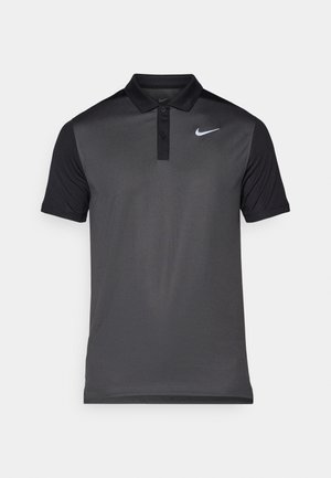 Svart Nike pikétröja med korta ärmar, tvåknapps knappslå och vitt logotyp på vänster bröst; slät, fukttransporterande tyg.