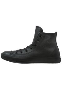 Baskets montantes noires en cuir texturé avec un capuchon en caoutchouc à l'avant et six œillets pour les lacets. Présente un col de cheville sans coutures.