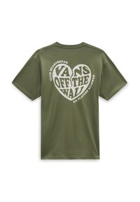 Camiseta de algodón verde oliva con un gran diseño de corazón blanco que incluye el texto: "VANS OFF THE WALL" y "CLUB HEARTBREAK, NO PLAYERS ALLOWED."