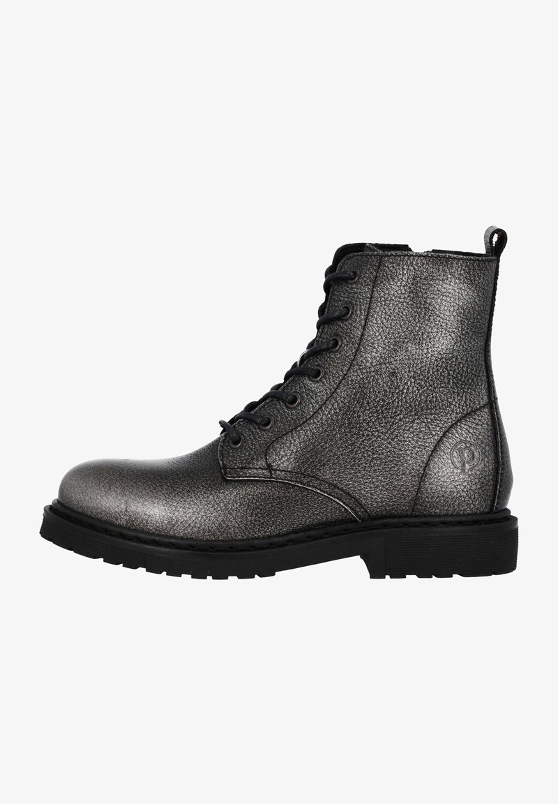 Bottine noire en cuir texturé à lacets avec semelle épaisse en caoutchouc, languette de tirage au talon, logo embossé sur le côté et bout rond.