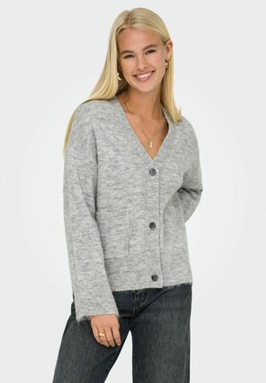 Cardigan gris clair avec un tricot texturé, col en V, cinq boutons et deux poches avant ; conçu avec une coupe légèrement ample et des poignets côtelés.