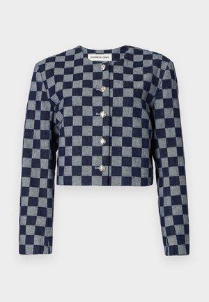 Jacheta scurtă în nuanțe de albastru închis și gri cu un model în carouri, având mâneci lungi, un guler rotund și închidere cu butoane argintii în față.