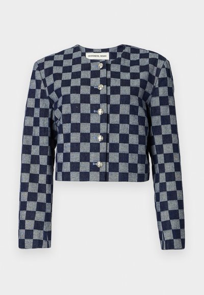 Giacca corta in blu navy e grigio a fantasia check, con maniche lunghe, scollo rotondo e chiusure con bottoni argentati sul davanti.