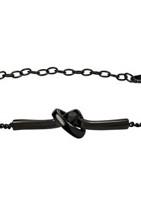 Černý náramek s designem zvrácené uzlu, vyrobený z hladkého kovu ve stylu řetízku. Mezi detaily je lesklý povrch a bezpečné zapínání.