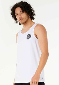 Weißes ärmelloses Tank-Top aus Baumwolle mit einem schwarzen runden Logo im linken Brustbereich. Glatte Textur und reguläre Passform.
