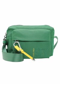 Borsa a tracolla verde in tessuto texturizzato con zip, tracolla regolabile e accenti gialli. Presenta una tasca frontale e un'etichetta con il marchio.