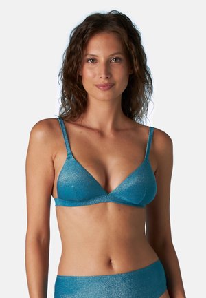 Top bikini triangolare blu luccicante con spalline regolabili e fascia ampia, progettato per comfort e supporto con una texture scintillante.