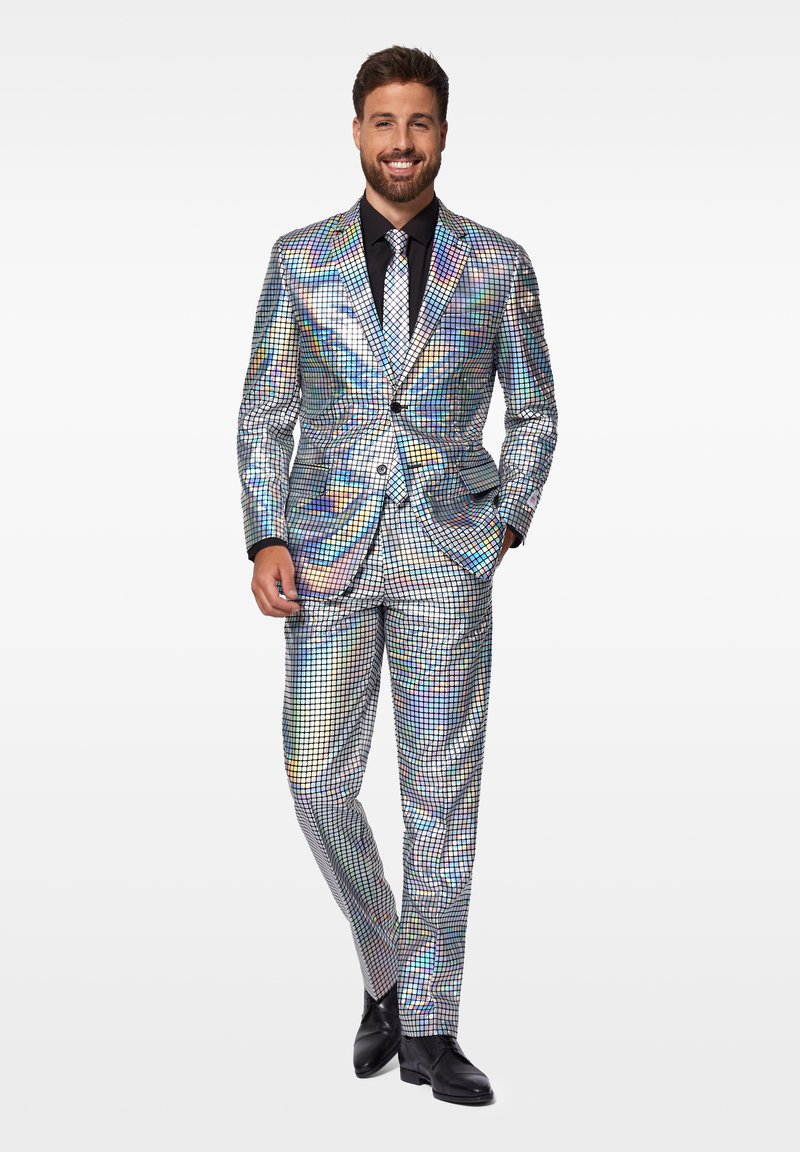 Silberner Anzug mit einem Gittermuster, das verschiedene Farben reflektiert. Maßgeschneidertes Design, einreihiger Blazer, schwarze Krawatte und polierte schwarze Schuhe.
