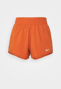 Oranssi urheilushortsit, joissa on joustava vyötärö, valmistettu kevyestä kankaasta, ja joissa on valkoinen Nike-logo vasemmassa alakulmassa.