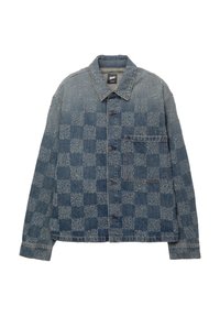 Veste en denim avec fermeture à boutons sur le devant et une poche poitrine simple, présentant un motif à carreaux délavé dans différentes nuances de bleu.