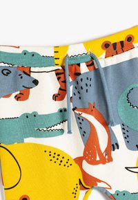 Katoenen shorts met een elastische tailleband, voorzien van kleurrijke dierenprints, waaronder een krokodil, vos en beer op een witte achtergrond.